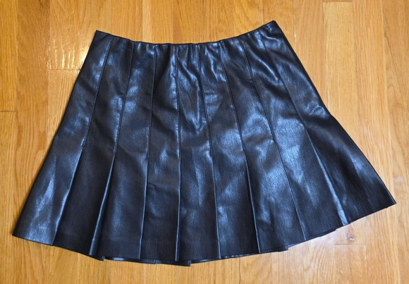 Alice + Olivia Dresses & Skirts - Alice + Olivia Women's Black Pleated Vegan Leather Mini Skirt Size 8